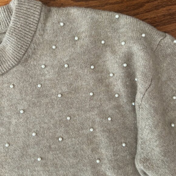 H&M Beige Faux Pearl Embellished Crewneck Sweater Size Medium Poly/Wool Blend - Picture 4 of 9